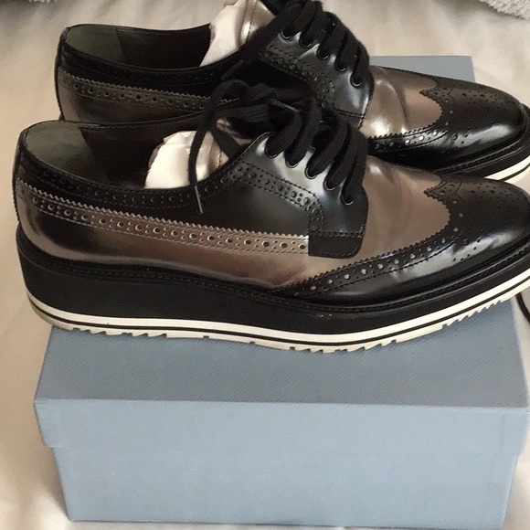 Authentic Prada women’s Oxford sneaker - Picture 5 of 13
